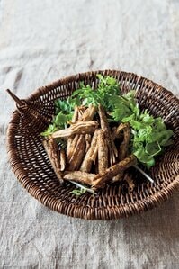 盛りつけに竹ザルを活用