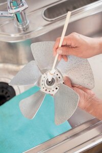 <換気扇のファン>こびりついた油汚れは、つけおき洗いで緩ませてから