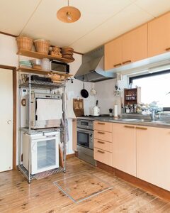 上のオープン棚には、トースターやボウル、カゴなど