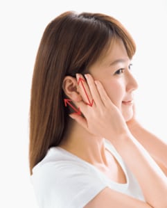 人差し指と中指で 耳をはさんでスライド