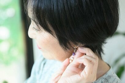 60代のおしゃれは「イヤリングが味方」に。バッグは軽いプチプラ、財布は高級品の黄金ルール