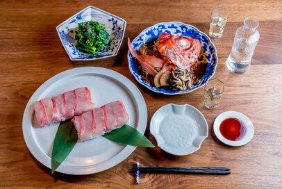 絵皿一枚で華やかな食卓に！手持ちの染付、上手に使いませんか？