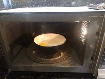 イギリス式掃除術！お酢だけで電子レンジの汚れをツルピカに