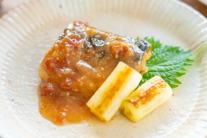 サバのみそ煮をおいしくつくるコツ。サバは先に焼く、梅干しを入れる
