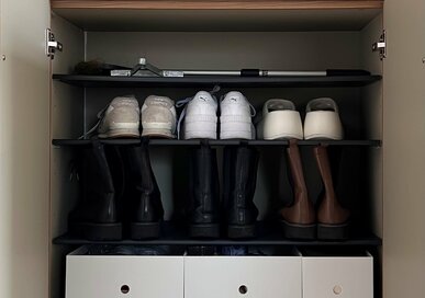 50代、ひとり暮らしの「すっきり玄関」。靴は6足だけ、そのぶん靴箱にほかのアイテムも収納