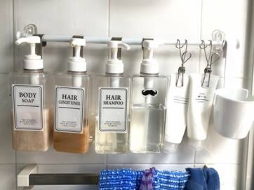 材料は100円グッズだけ。「つり下げ収納」で浴室はカビ知らず