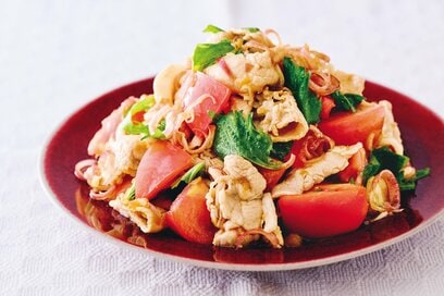 夏を味わう「トマトとゆで豚の薬味あえ」レシピ。おろしタマネギを加えてワンランク上のひと皿に