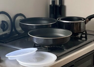 50代おひとりさまの「リアルな調理器具」。炊飯器は手放し、フライパンと鍋は計4つに