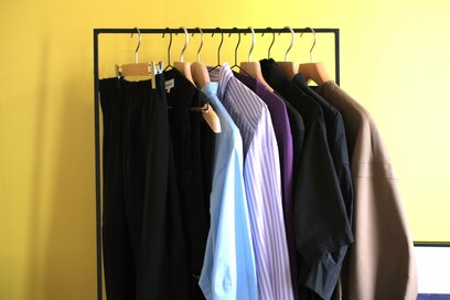 少ない服で過ごすスタイリストの「服選びのルール」4つ。思わず心が震える運命的な服を買うために