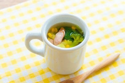 マグカップでつくるコンソメスープ。材料を入れてレンチンするだけ
