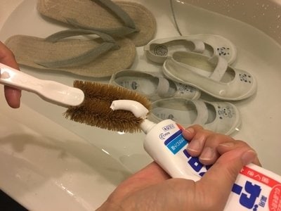 ブラシに歯磨き粉をつける