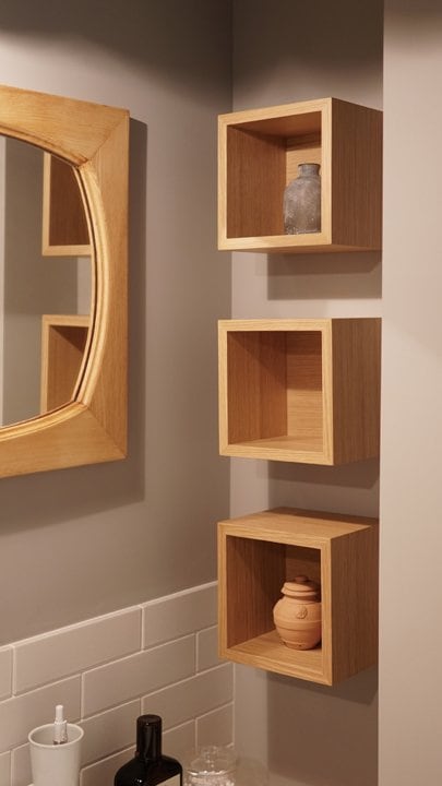 洗面台横に取り付けたオリジナルの収納ボックス