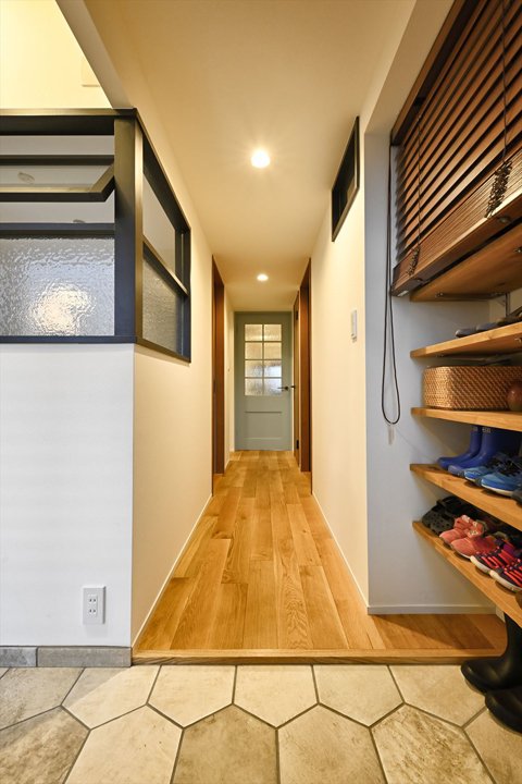 多目的に使える土間を備えた玄関