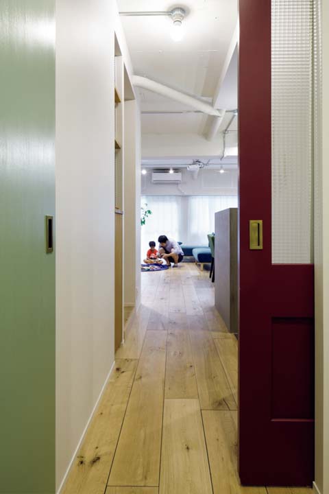 玄関ホールから見た明るいリビング