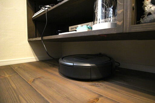 テレビボードは浮かせたのでルンバも下に入れて掃除もラク