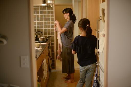 キッチンに立つ妻と娘