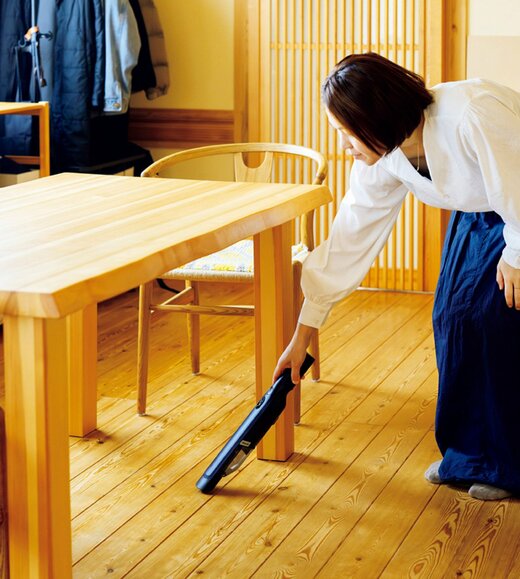 ハンディ掃除機で床掃除をする様子