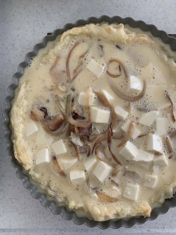 パイ生地を流しいれる