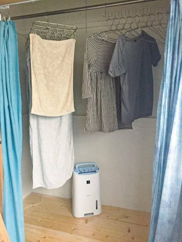 室内干しスペースにはカーテンをつけた様子