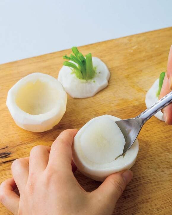 カブをスプーンでくりぬく