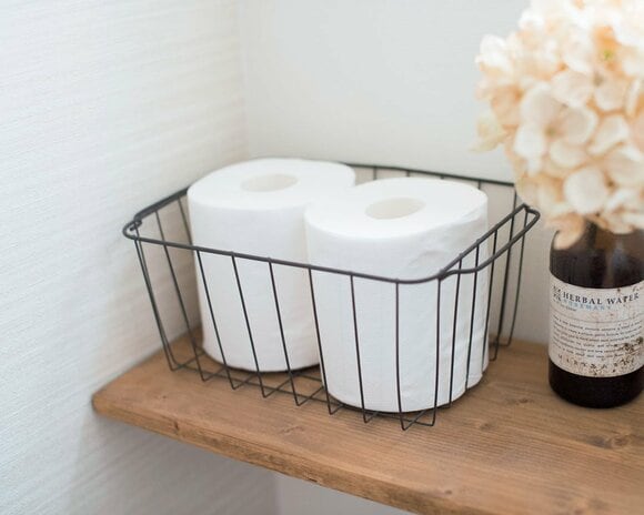 アイアンのカゴにはトイレットペーパーがすっぽり