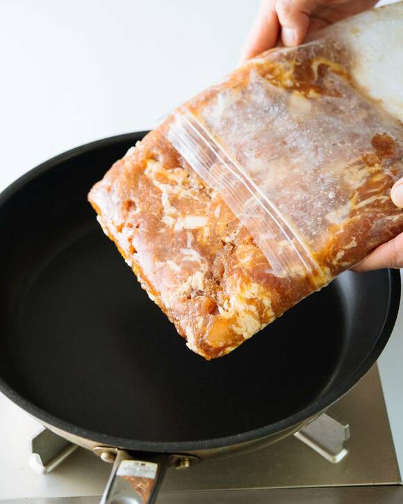 甘辛豚肉をフライパンに投入する