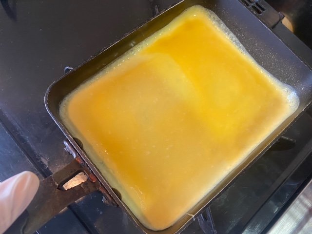 卵焼き器に溶き卵