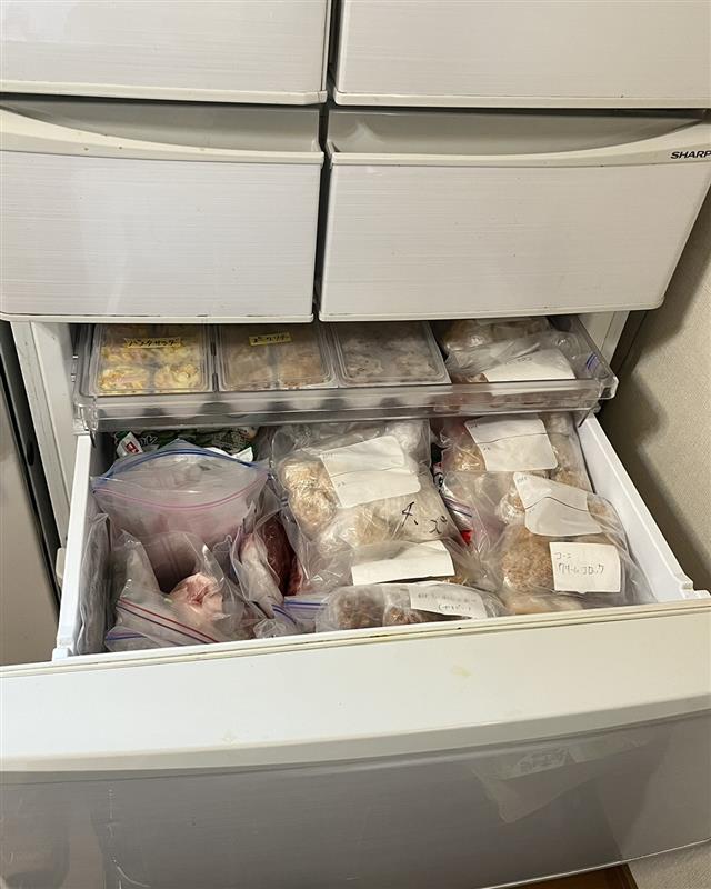 冷凍庫に収納されたつくりおきおかずの画像