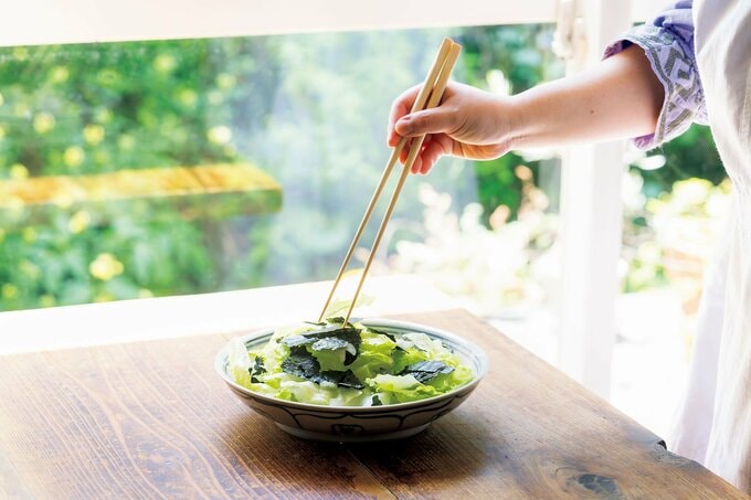 サラダを盛り付ける画像