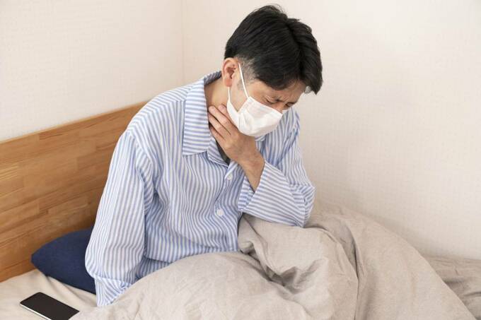 マスクをして苦しそうな男性