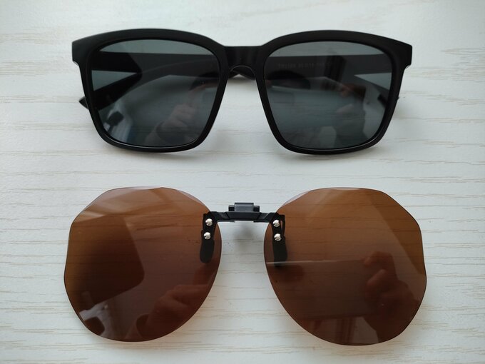 以前のサングラスとクリップ式のサングラスを並べてみました