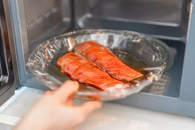 鮭をレンジで加熱する