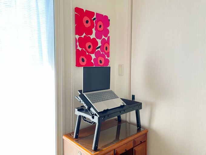 スタンド式のパソコン台を置いた