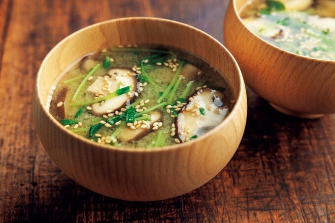 豆苗とシイタケのみそ汁