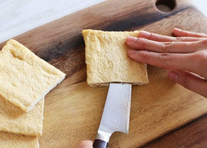 油揚げを半分に切る