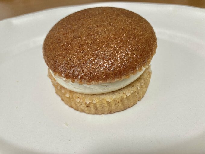 皿の上のフィナンシェ