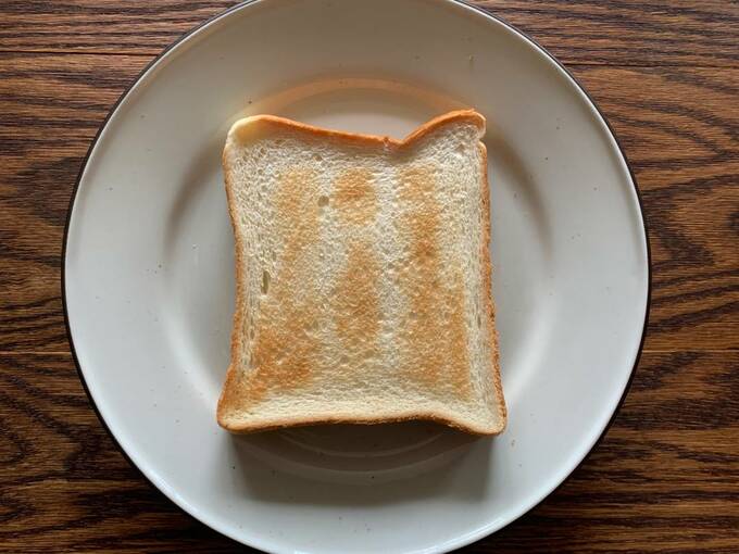 お皿にトースト