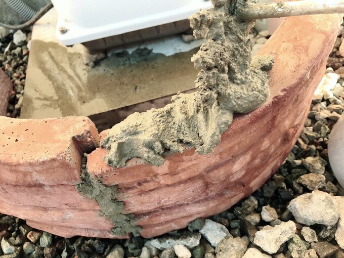 モルタルを塗る様子