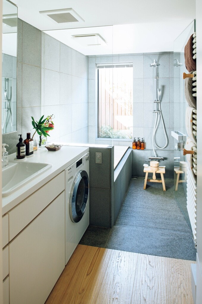 ガラスで仕切られたオープンな洗面&浴室