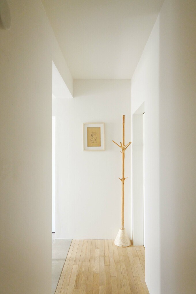 光が差して明るいホール