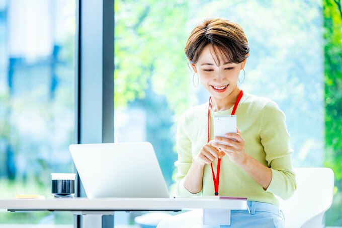 スマホを見る女性