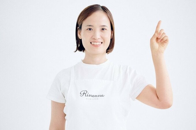 指さしする平島さん