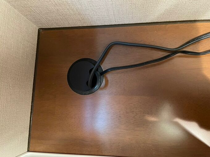 ケーブル類はまとめて配線孔からテーブル上に