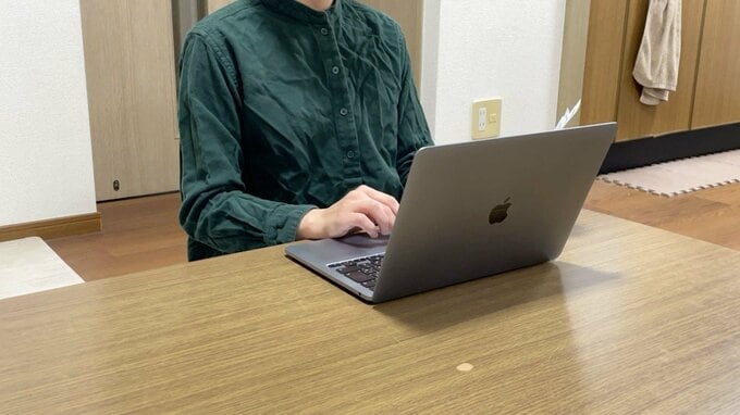 家計簿を入力するみさきさん