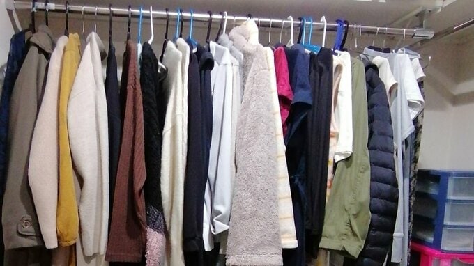 たくさんの服がかかっているクローゼット