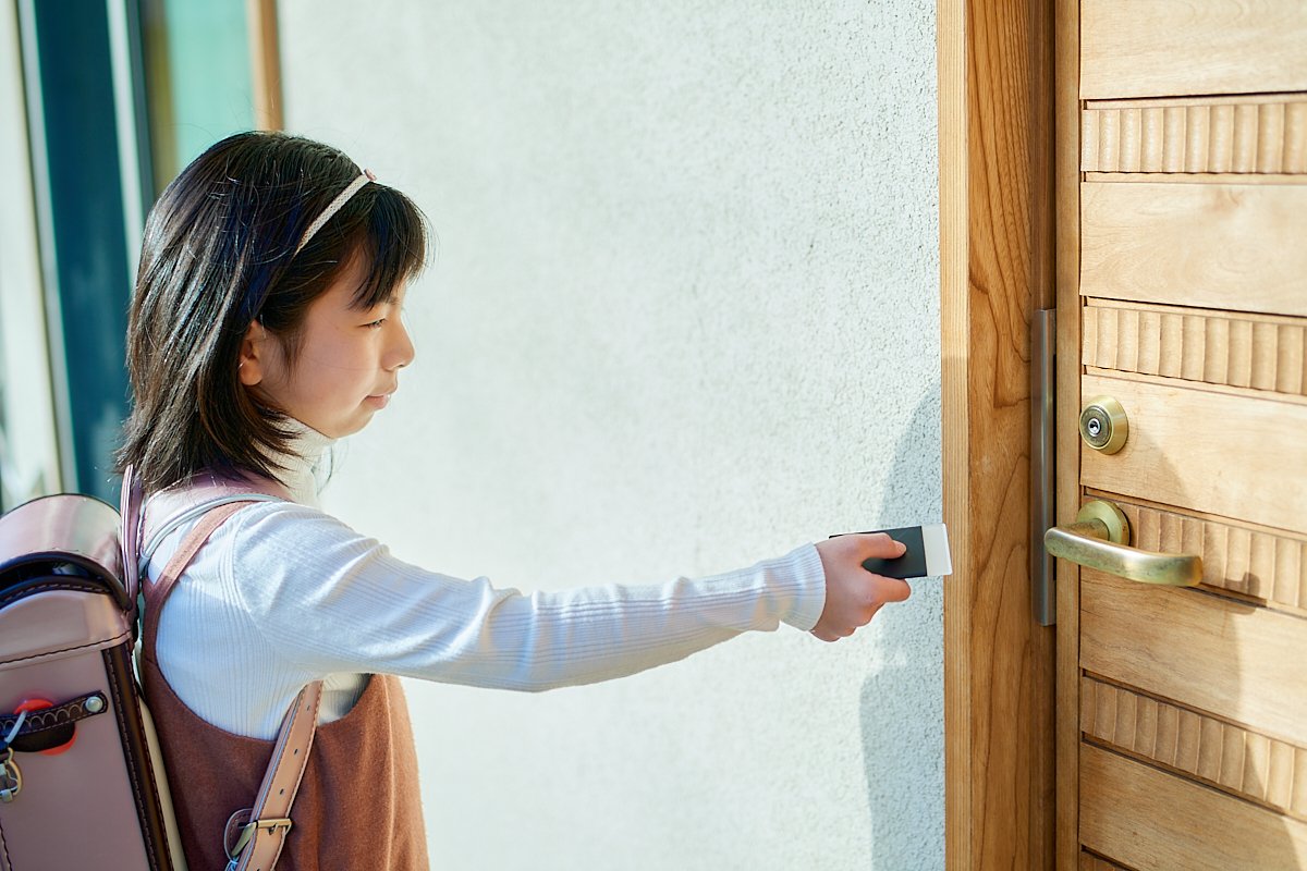 紛失や閉め忘れ…。家族の鍵の不安は最新スマートロックで解消! | ESSEonline(エッセ オンライン)