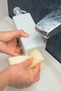 シャンプーボトルなどの裏を流水で洗う