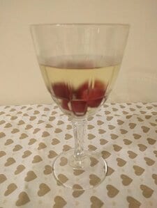 凍らせたブドウを、ワインを飲む直前に入れるだけ