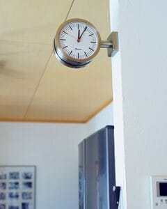 家のどこからでも見える時計が空間のアクセントに
