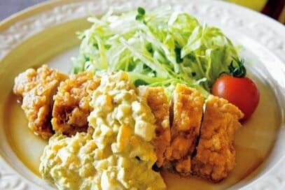 笠原将弘さんの「チキン南蛮」。旬の野菜を使って今だけの特別な味わいに